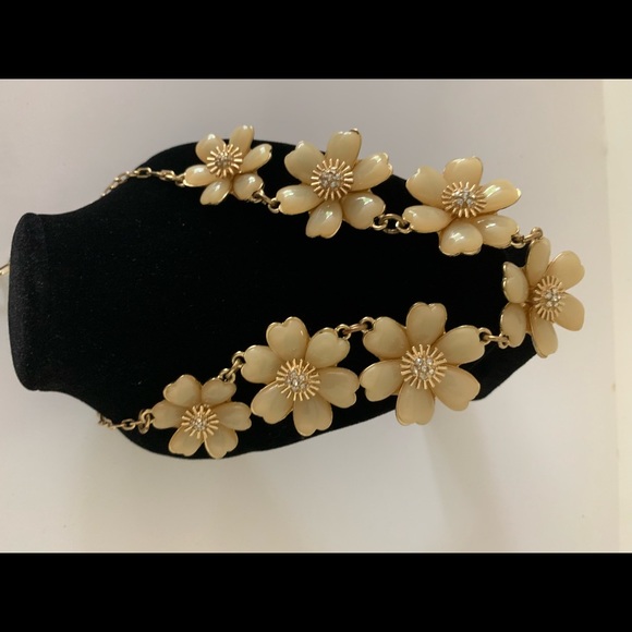 Flowers with Center Gold Pistil Style Ovary Round Clear Quartz Crystal Necklace - Picture 4 of 10